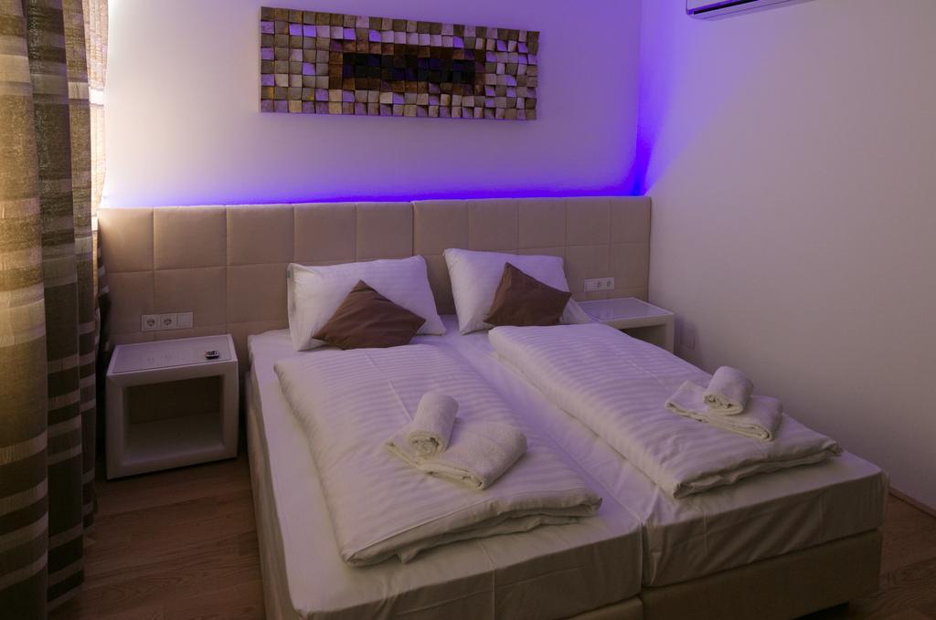 Castellez 1020 Apartment