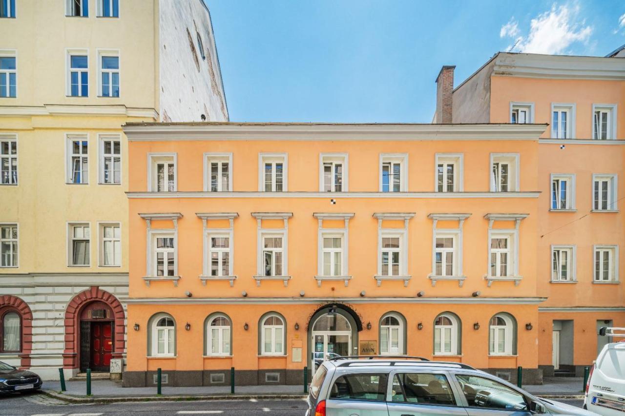 Self-check-in Adlon Hotel 3*