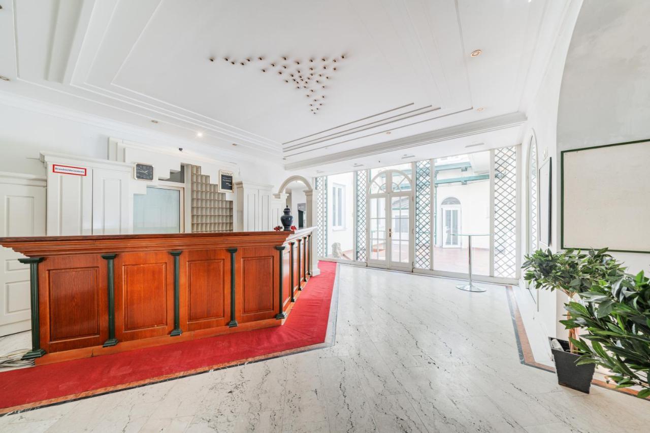 Hotel Self-check-in Adlon