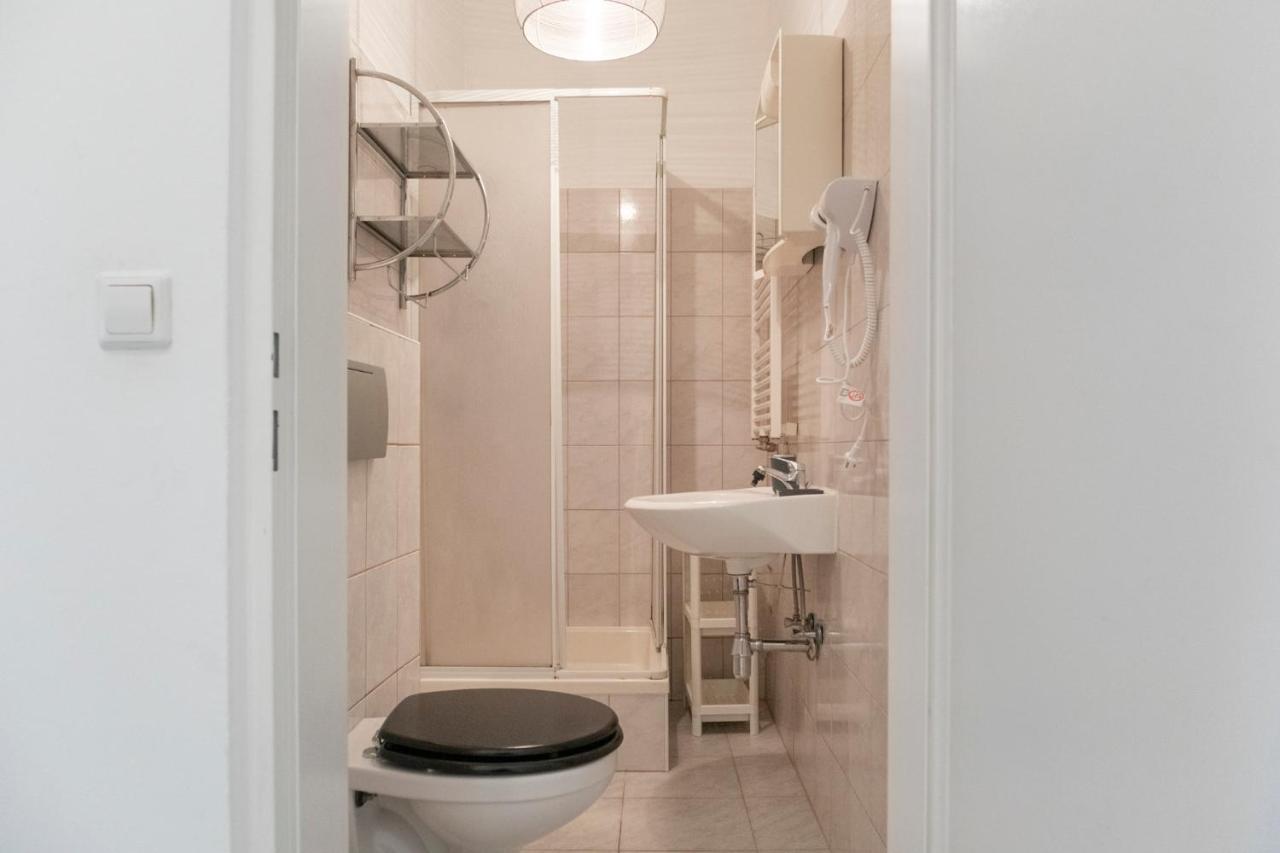 Peaceful 2 Bedroom With Backyard In Prime Location Apartment *