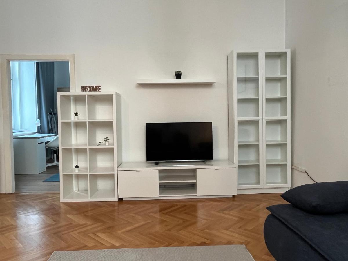 Apartment Stylish Apt Near Urania 1br