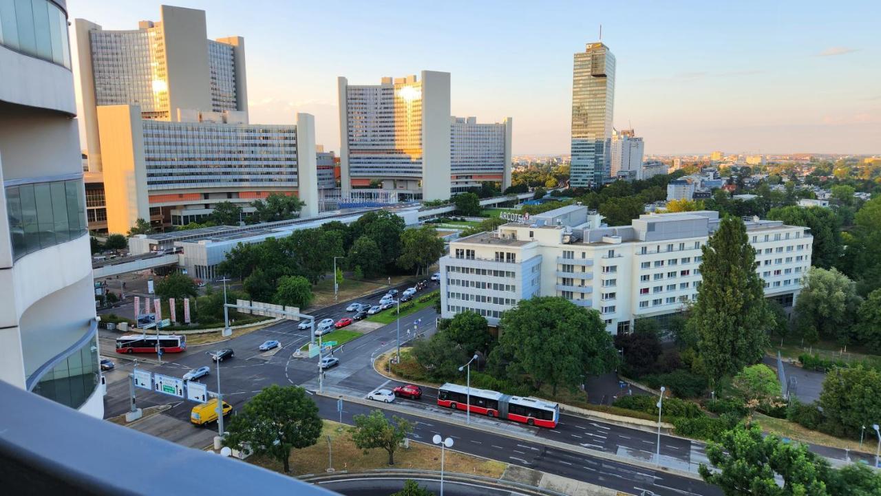 Wonderful For 4 On The Danube River, Next To Vic & Austria Center Appartamento