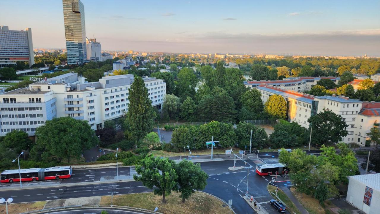 Wonderful For 4 On The Danube River, Next To Vic & Austria Center Appartamento *