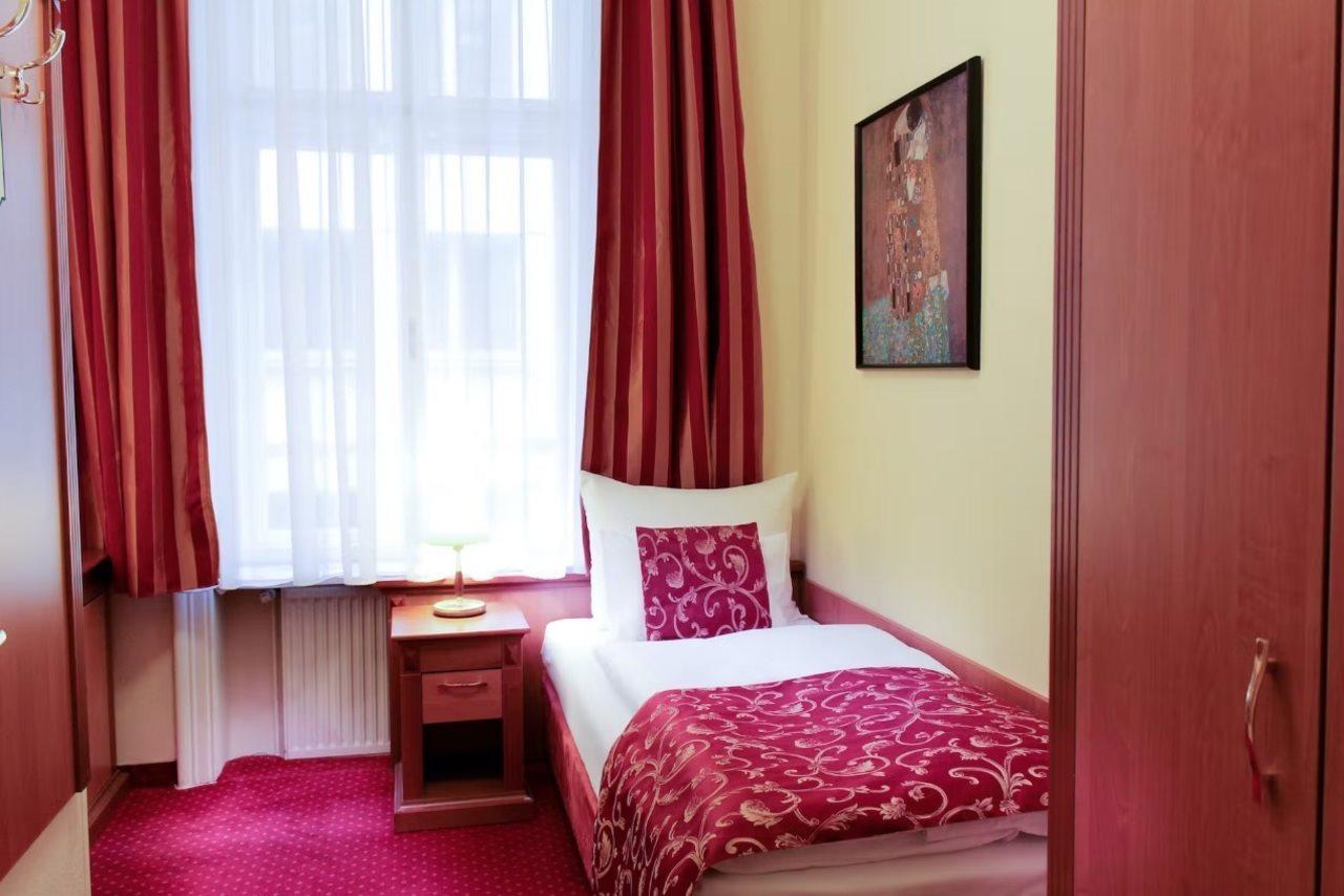 City Hotel