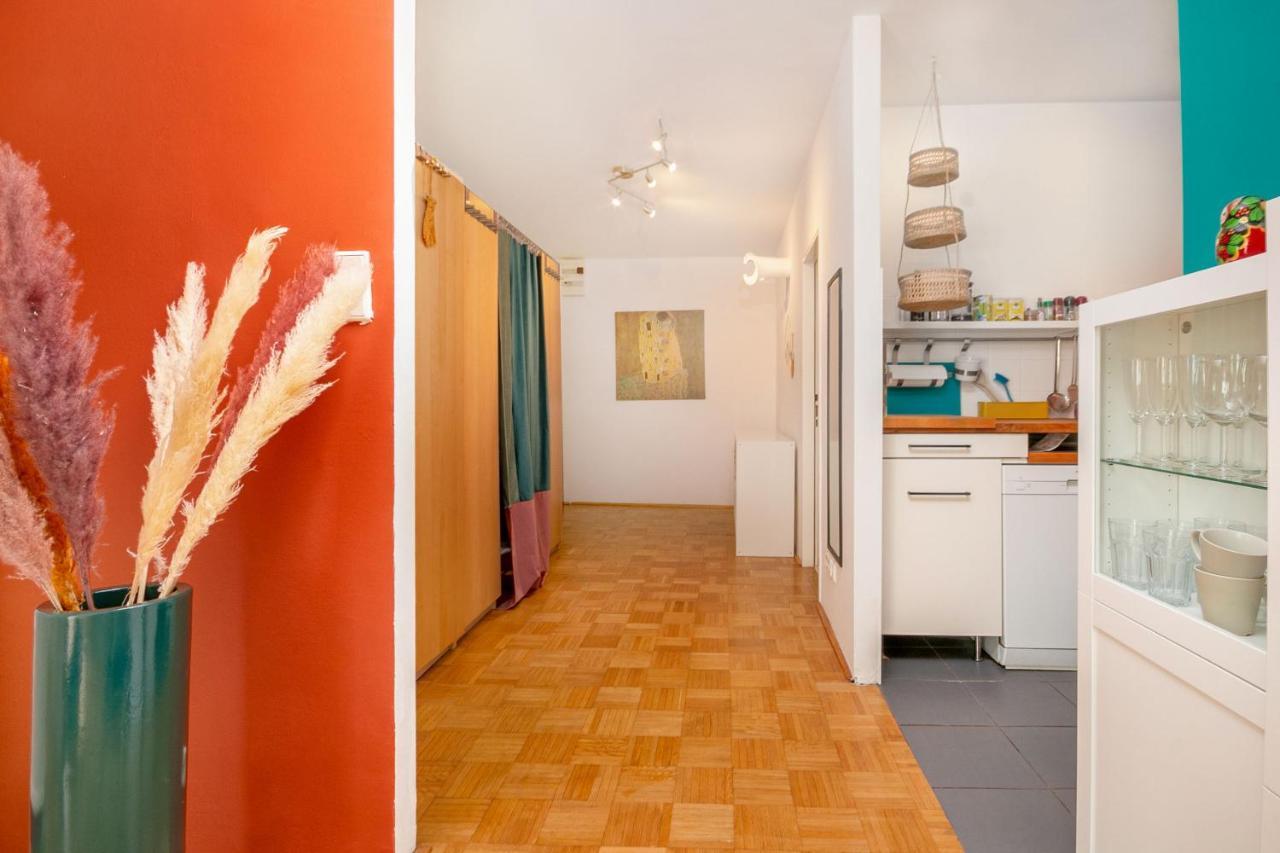 Apartment - Balkon - Workspace - Waschmaschine - U2 & U4 *