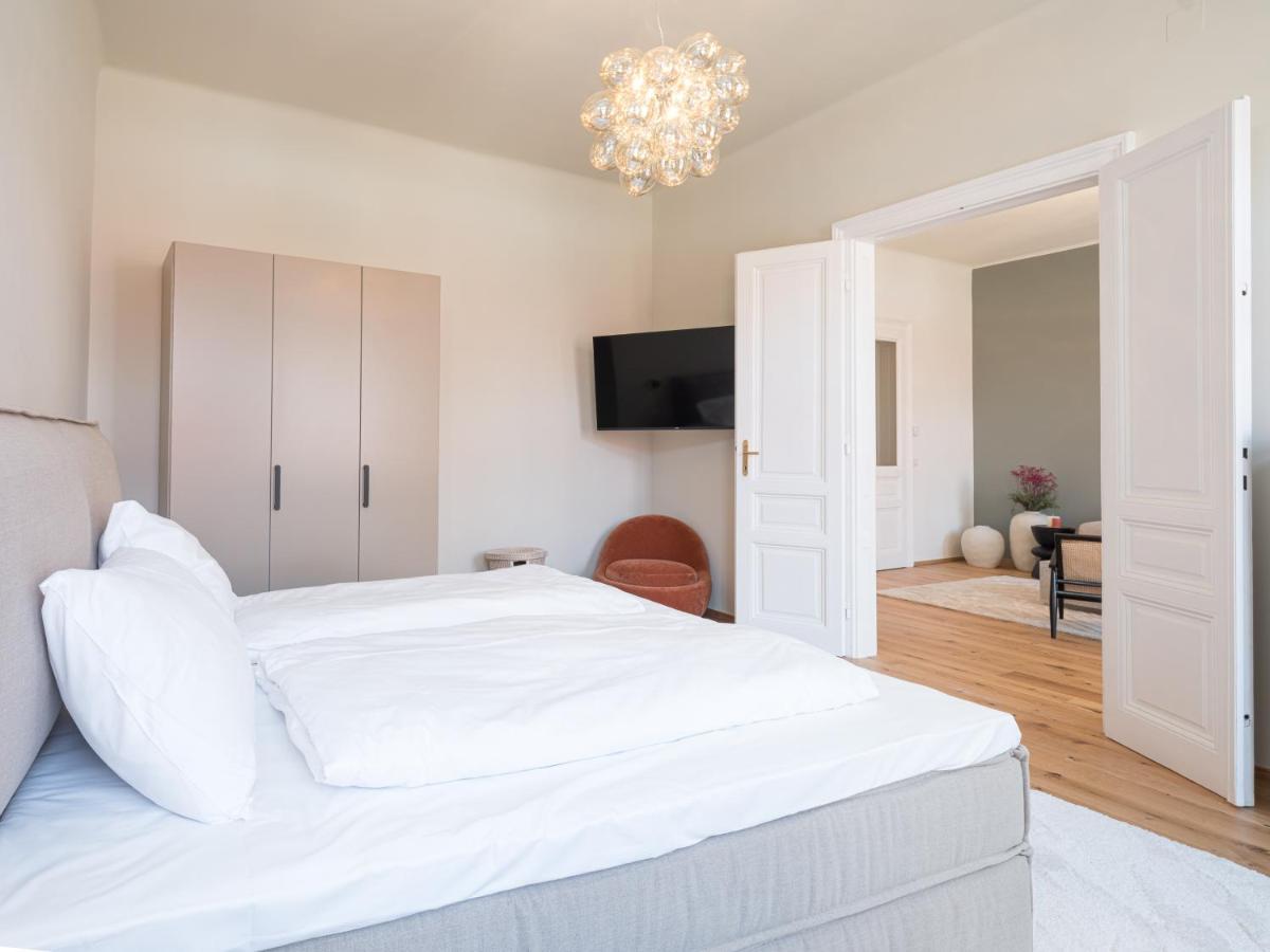 Apartment 2 Bedroom - Modern Premium Centrally Located *