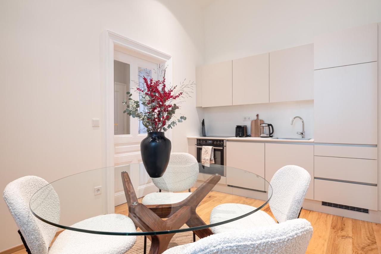 2 Bedroom - Modern Premium Centrally Located *