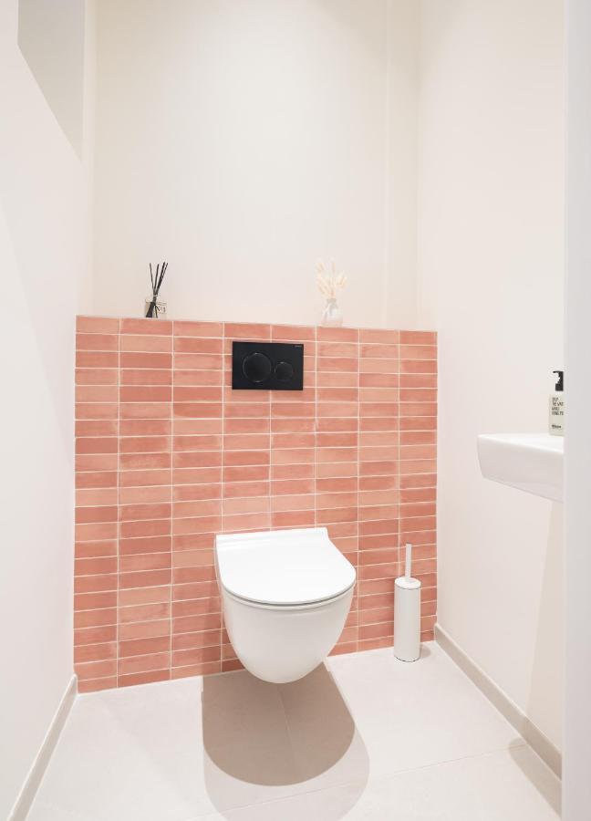2 Bedroom - Modern Premium Centrally Located Apartment *