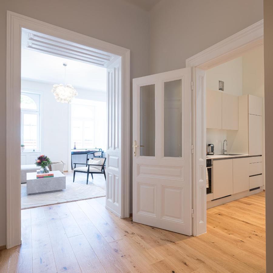 Apartment 2 Bedroom - Modern Premium Centrally Located *