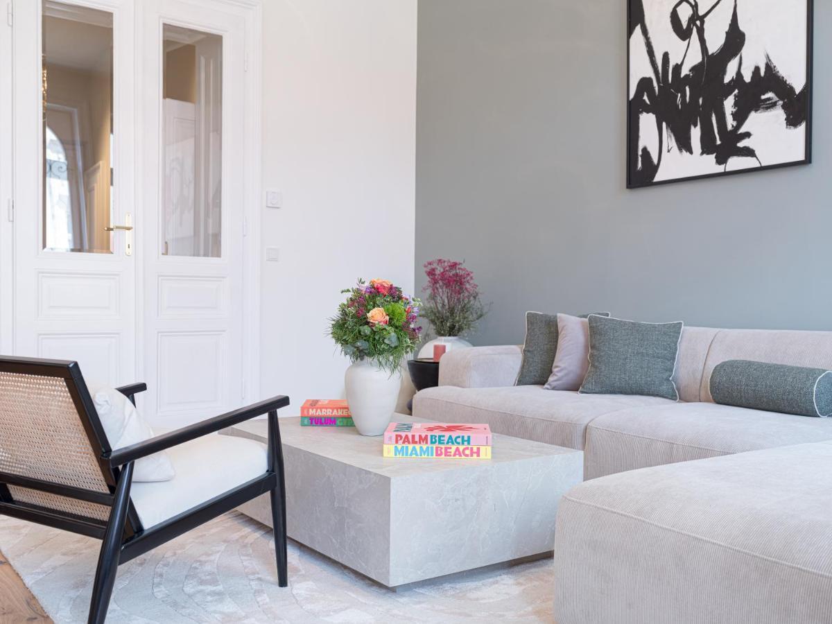 2 Bedroom - Modern Premium Centrally Located *