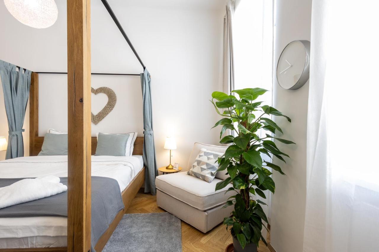 Apartment Regal Retreat Intimate Elegance Near Schoenbrunn Palace *