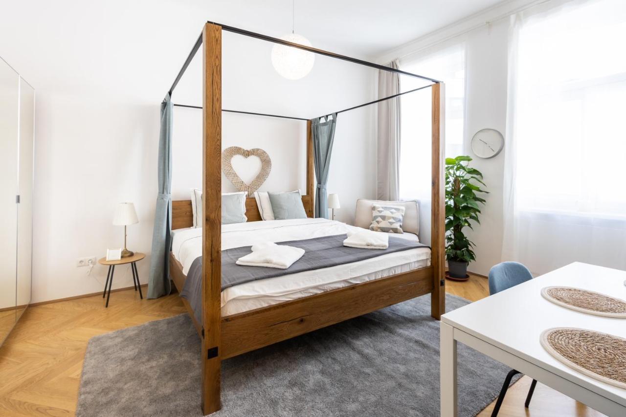 Apartment Regal Retreat Intimate Elegance Near Schoenbrunn Palace *