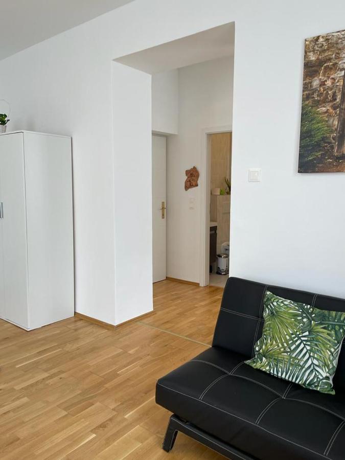 1 Apartment *