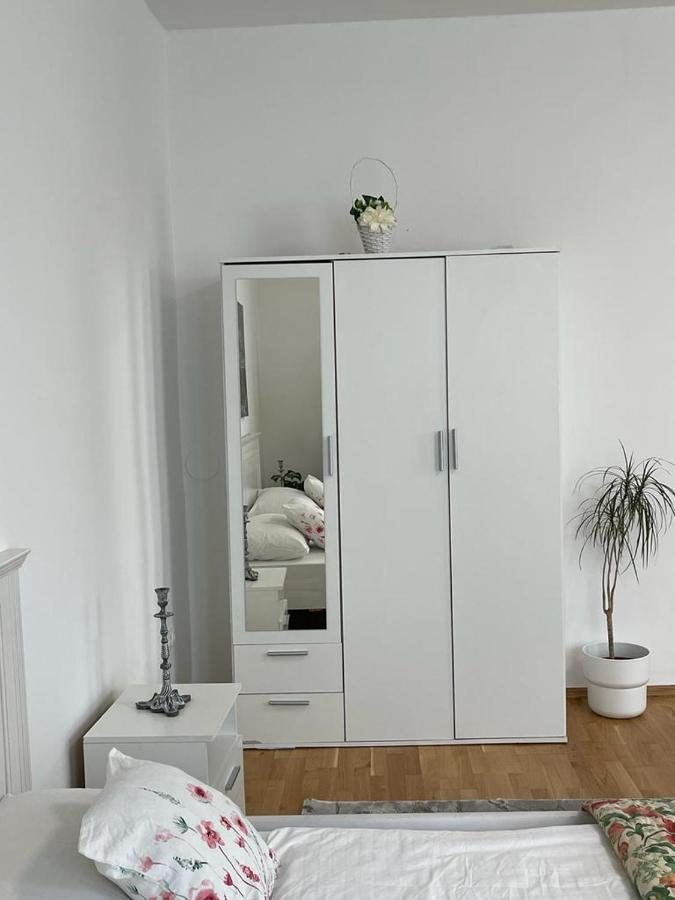1 Apartment *