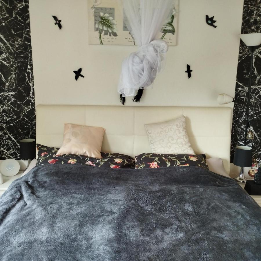Day Nightand Art Apartment
