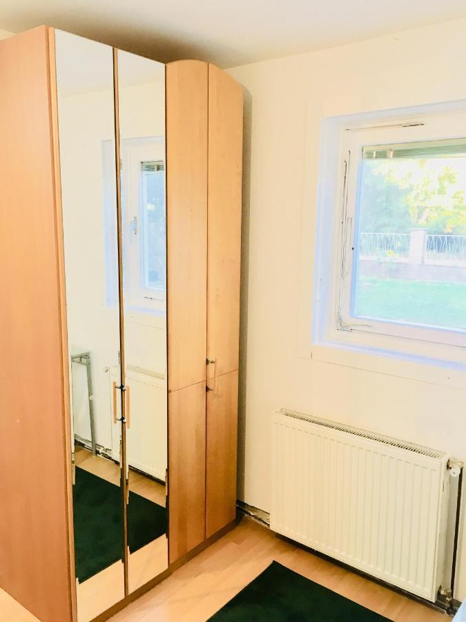 Lovely House Next To River - Free Parking - Big Garden Villa