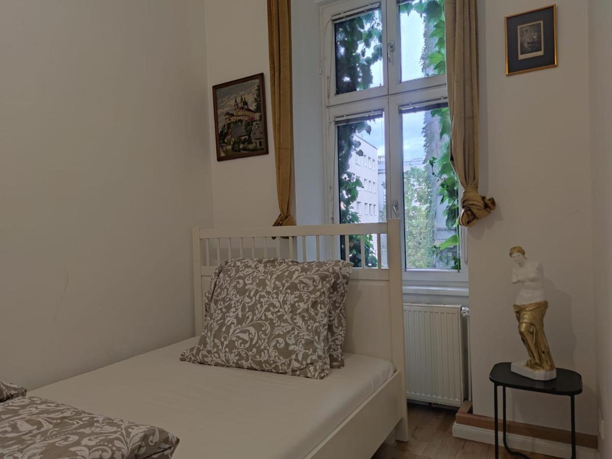 Gumpendorfer Giggles: A Hop, Skip & A Subway From The City! Bed & Breakfast Vienna