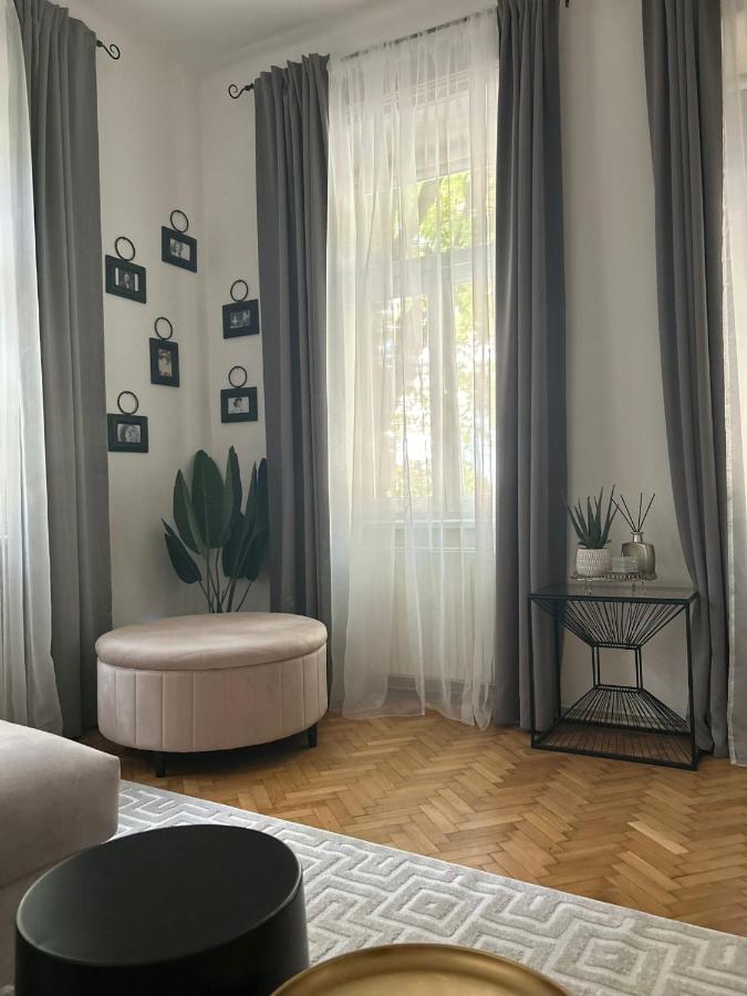 5 Min Schoenbrunn Gloriette, Direct To Center, Free Parking Apartment *