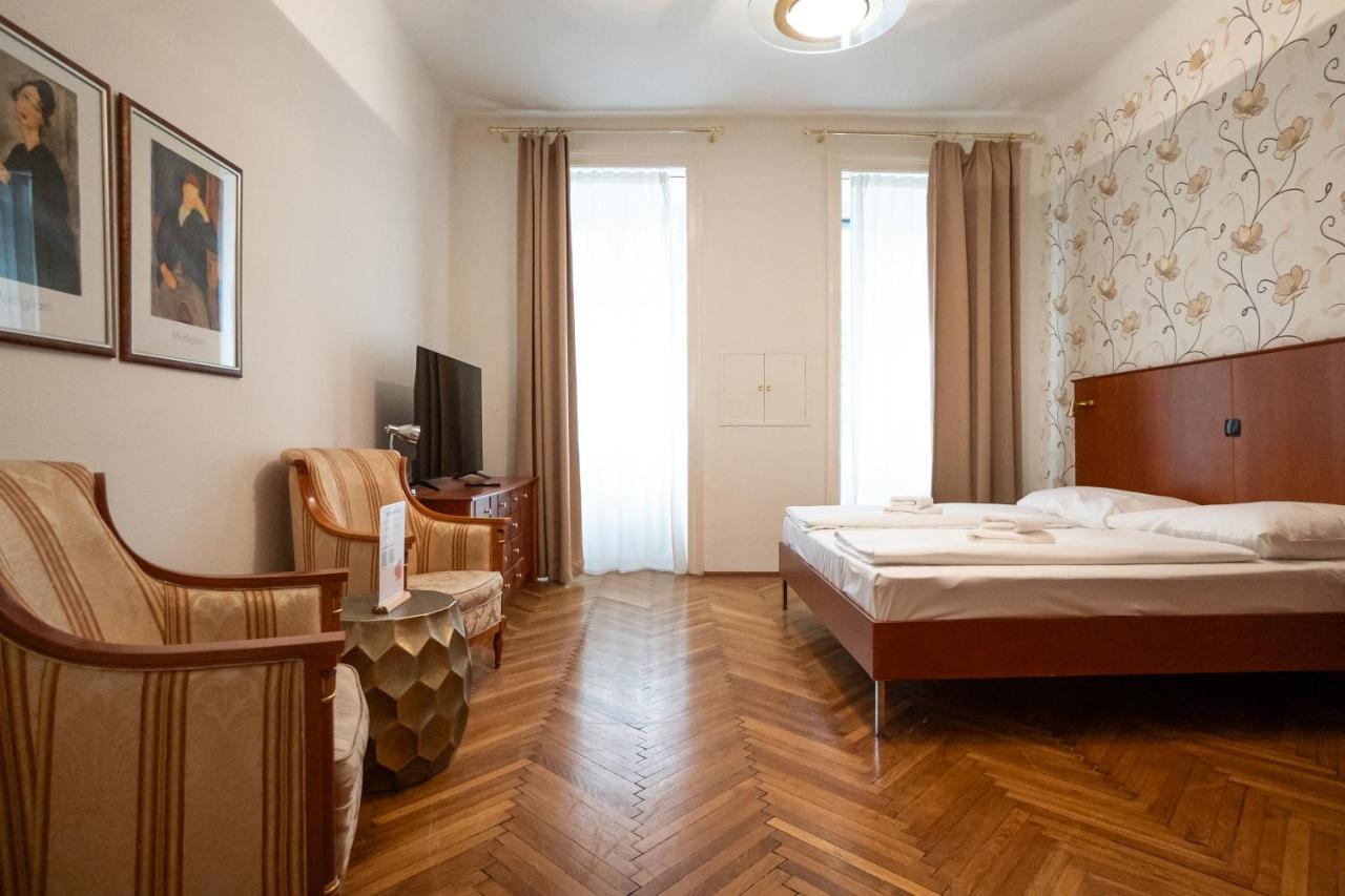 Spacious With A King-size Bed Apartment *