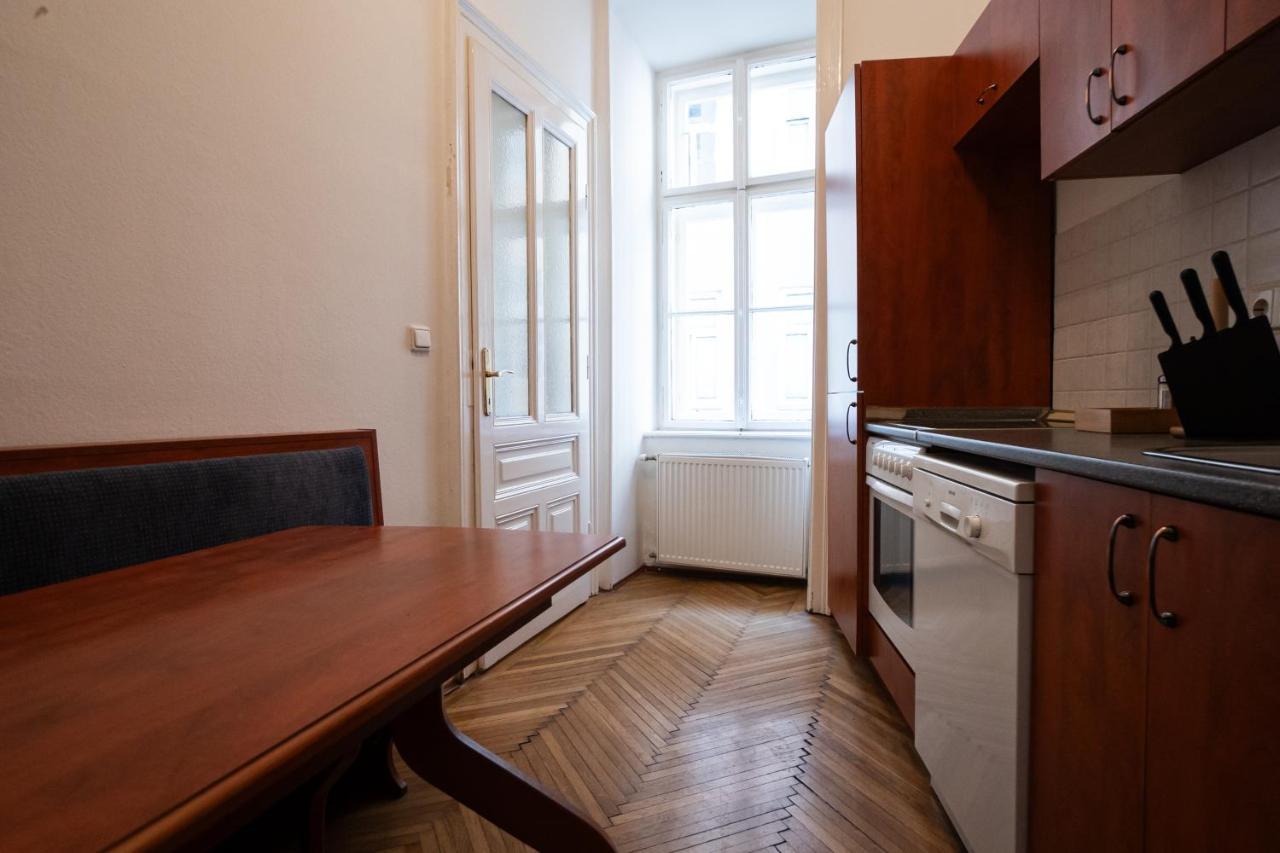 Spacious With A King-size Bed Apartment *