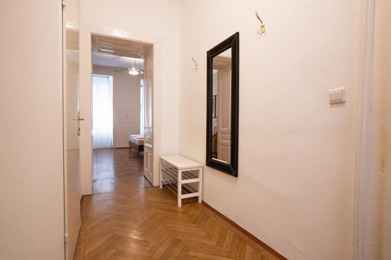 Spacious With A King-size Bed Apartment *