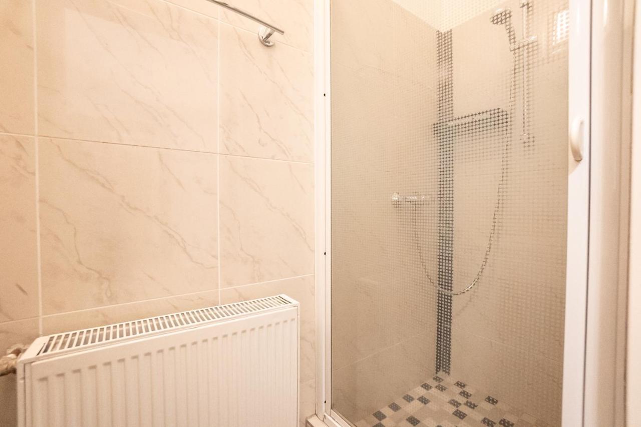 Spacious With A King-size Bed Apartment