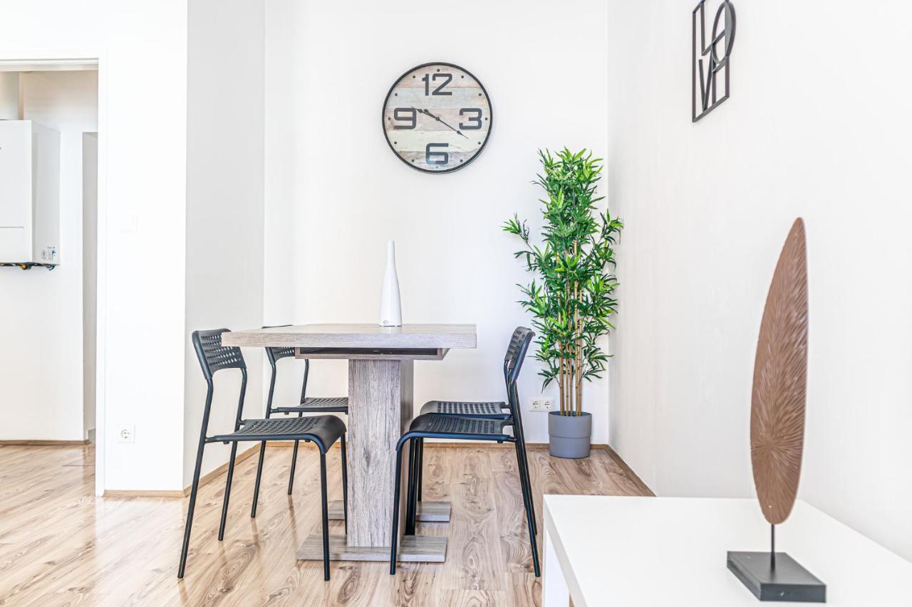 Apartment Attractive 1br And 1 Lr Comfortable Design, Great Location