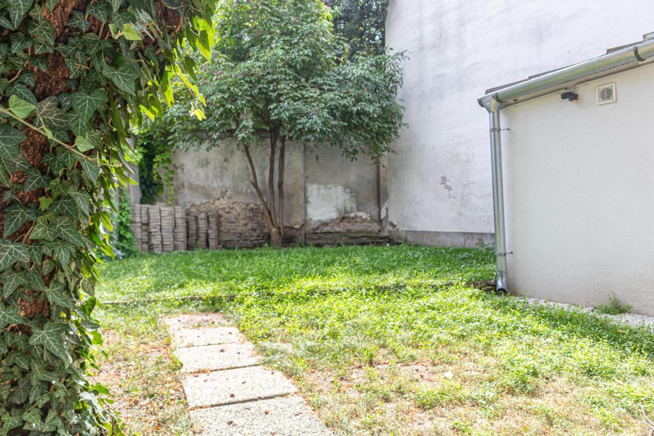 Attractive 1br And 1 Lr Comfortable Design, Great Location Apartment *