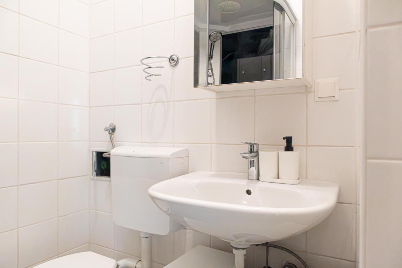 Attractive 1br And 1 Lr Comfortable Design, Great Location Apartment
