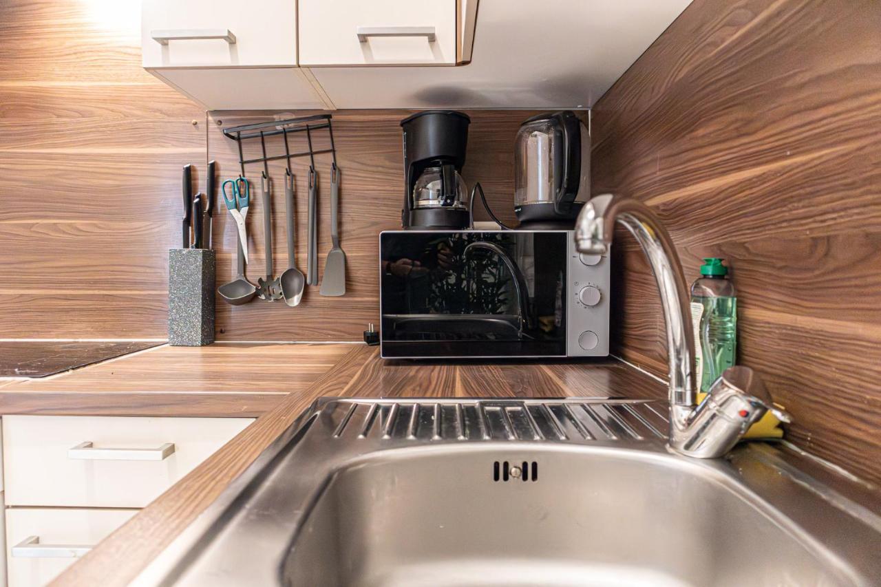 Attractive 1br And 1 Lr Comfortable Design, Great Location Apartment *