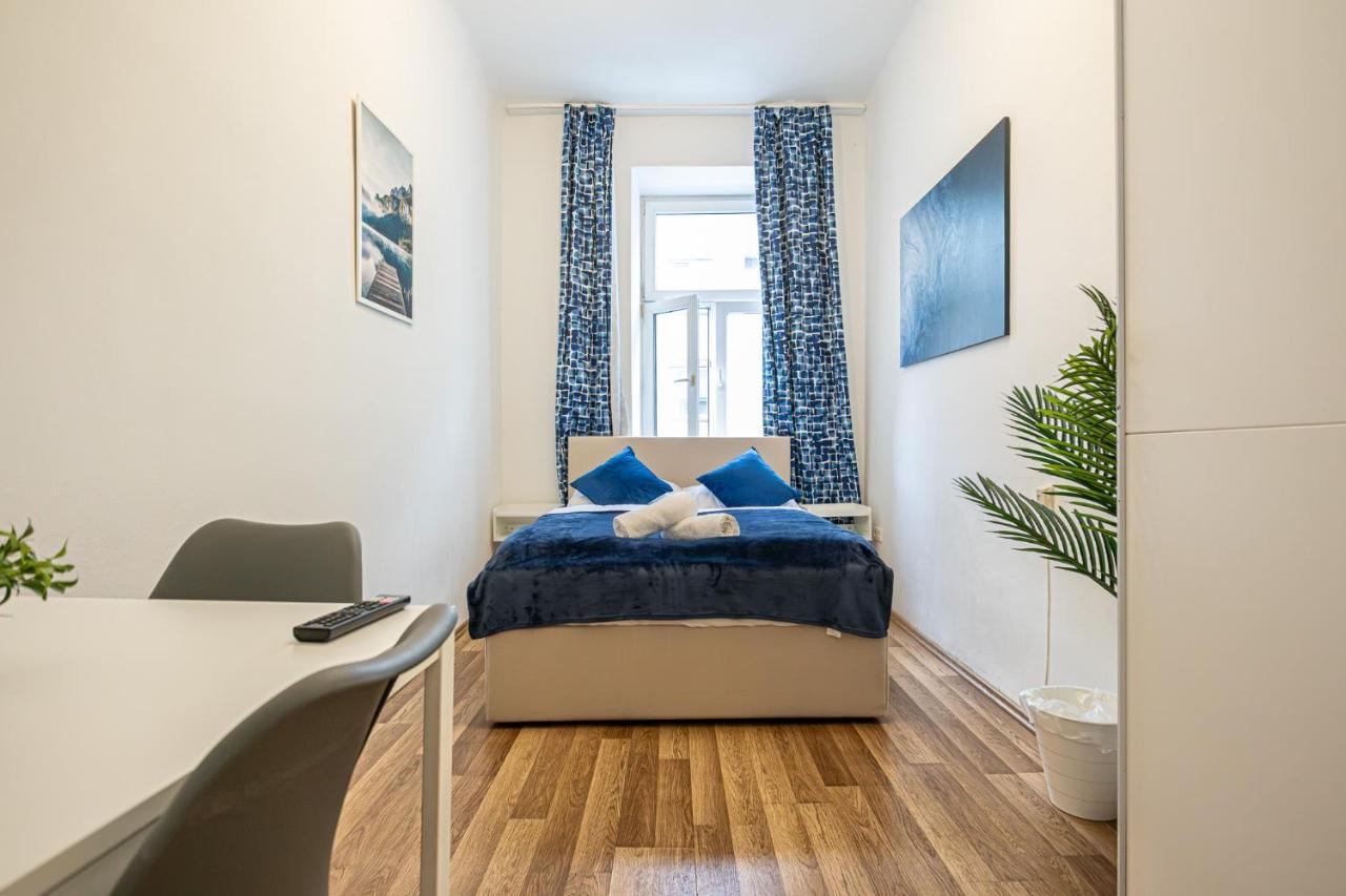 Modern Comforts: Chic Centrally Located