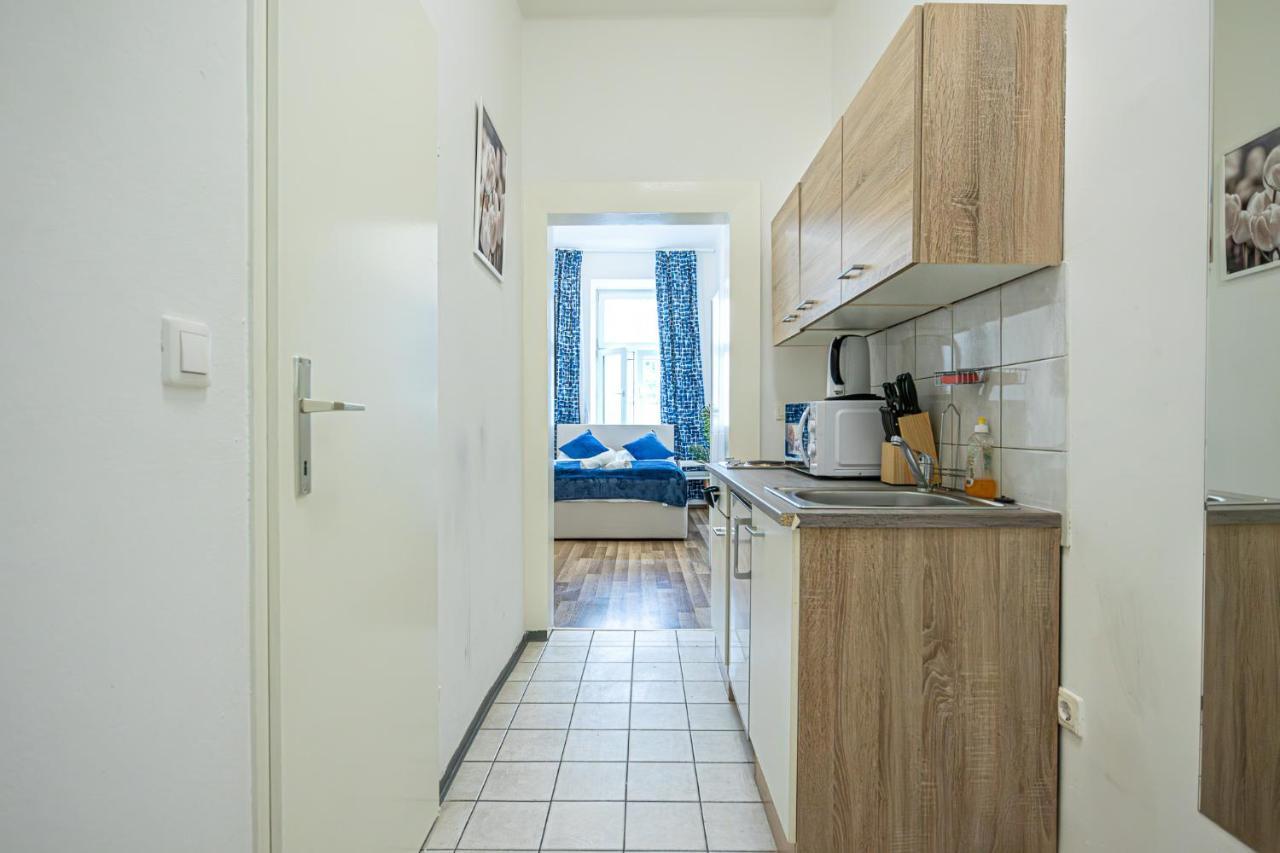 Apartment Modern Comforts: Chic Centrally Located