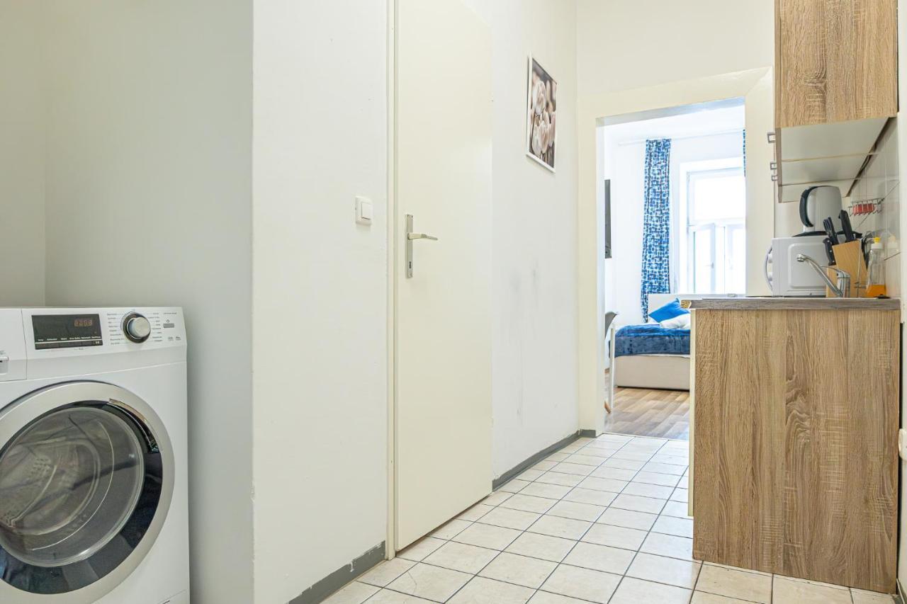 Modern Comforts: Chic Centrally Located Apartment