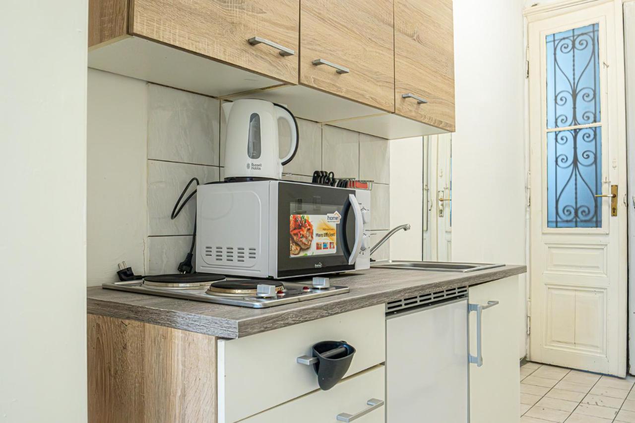 Modern Comforts: Chic Centrally Located