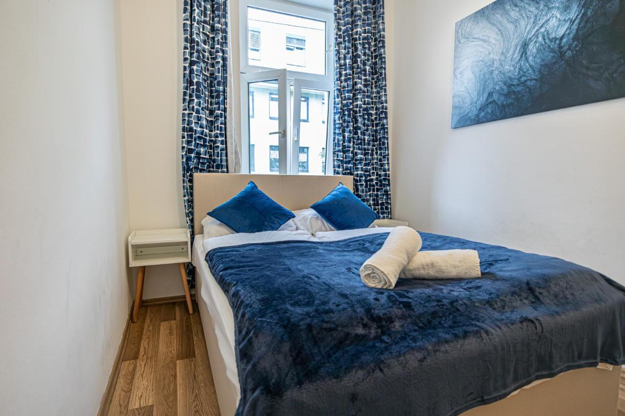 Apartment Modern Comforts: Chic Centrally Located *
