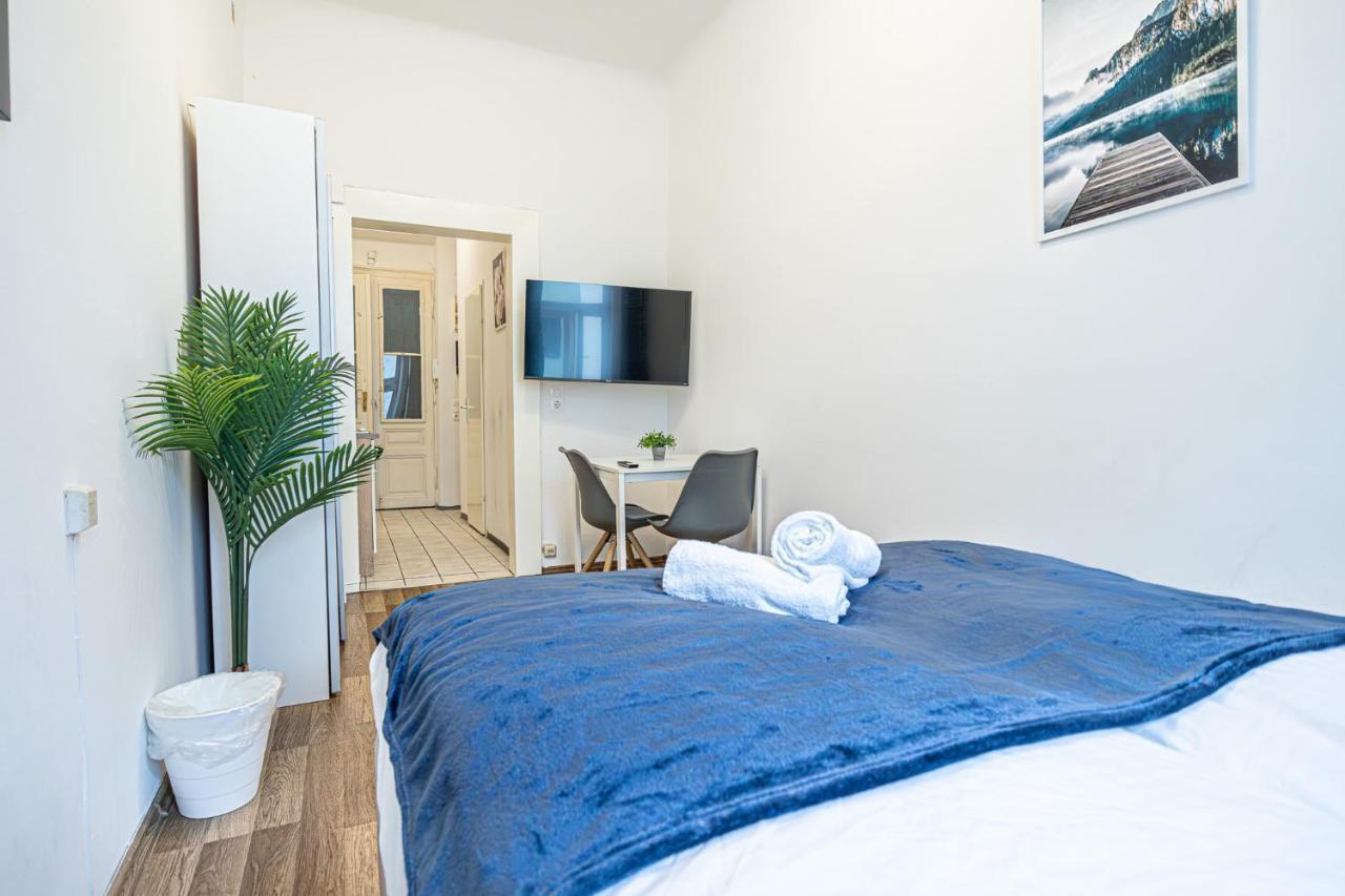Modern Comforts: Chic Centrally Located Apartment *