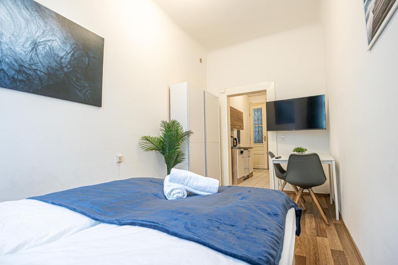 Modern Comforts: Chic Centrally Located *