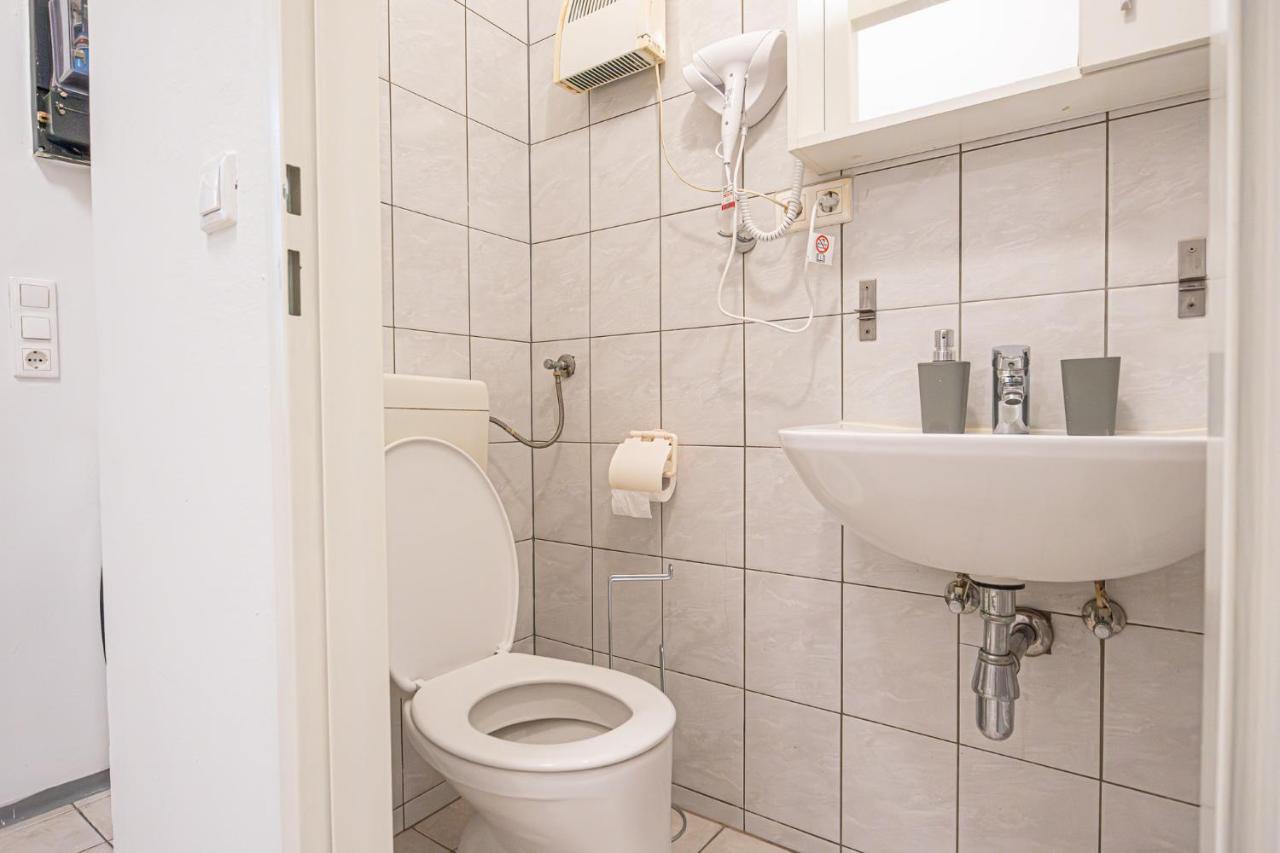 Modern Comforts: Chic Centrally Located