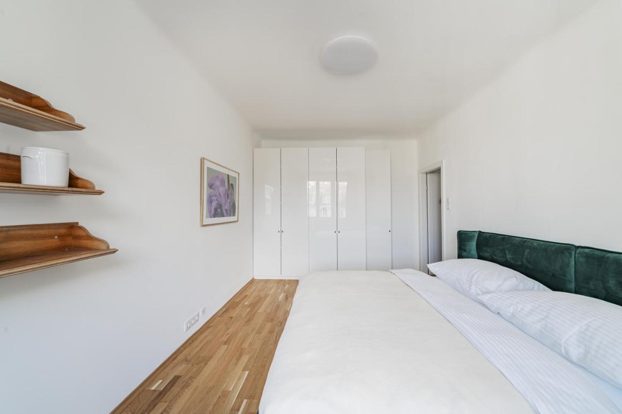 Central 70m Flat Close To Subway Apartment