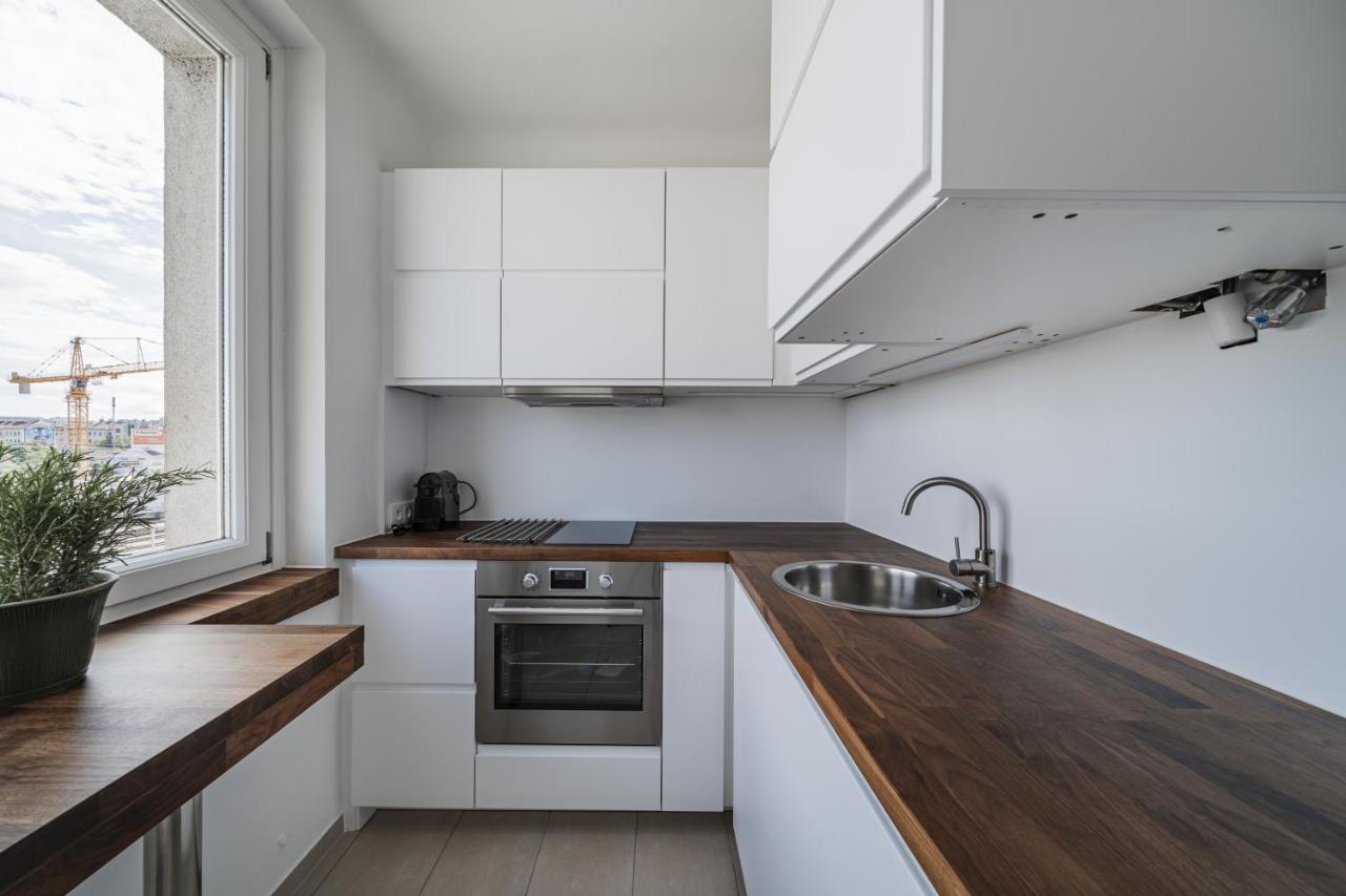 Central 70m Flat Close To Subway Apartment