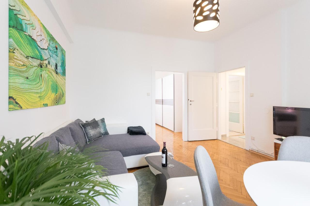 French Balcony - 45m² - Szeneviertel Apartment Vienna