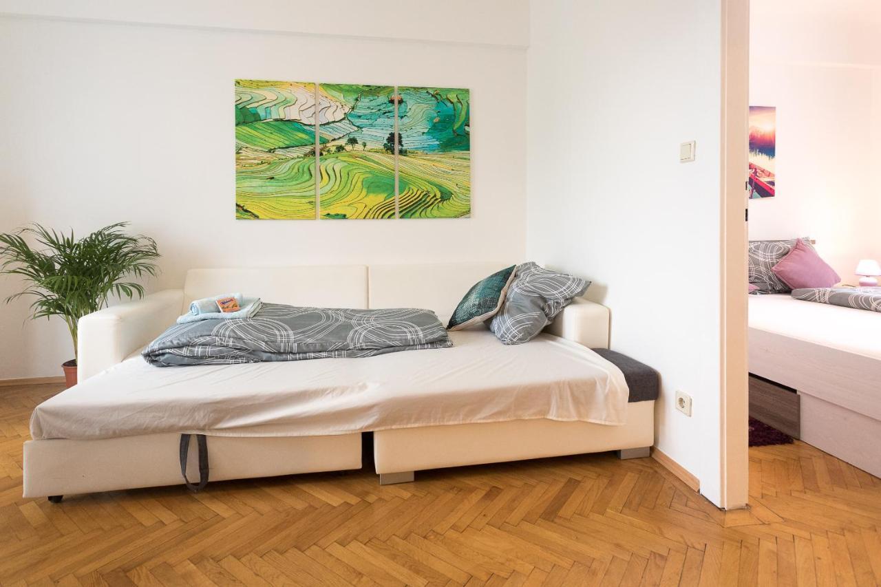 French Balcony - 45m² - Szeneviertel Apartment Vienna