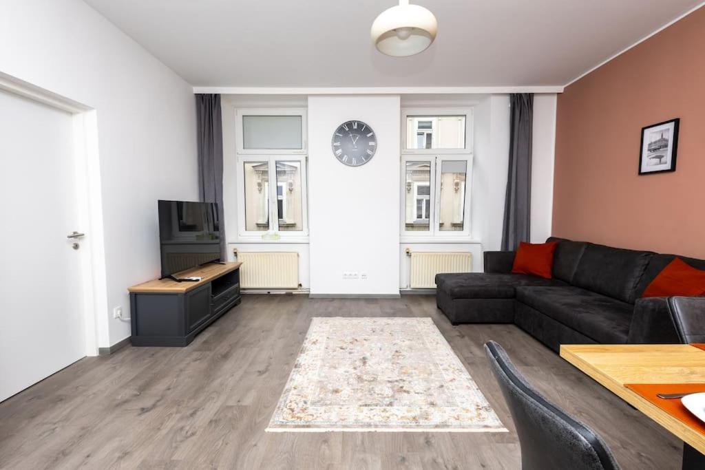 Enjoy Apartments, Quiet Street, With Two Bedrooms Sleeps 6 Ac