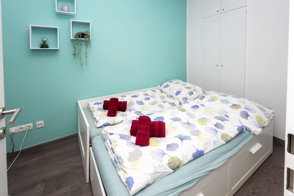 Enjoy Apartments, Quiet Street, With Two Bedrooms Sleeps 6 Ac