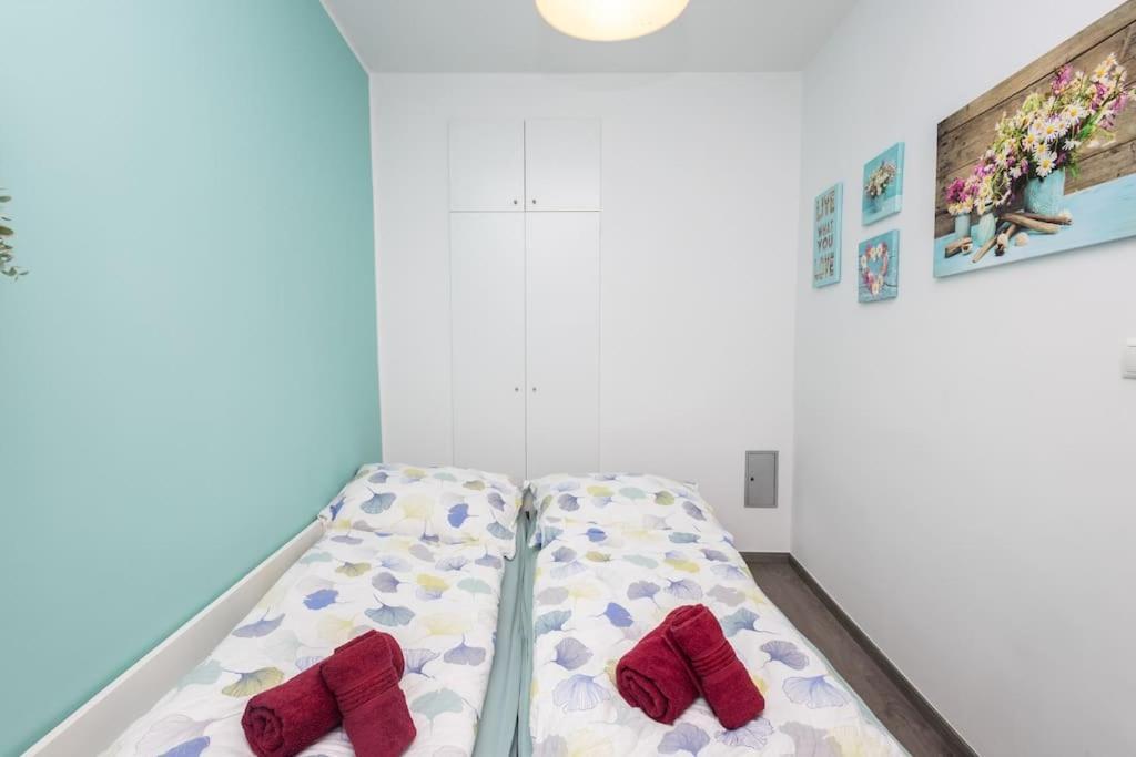 Enjoy Apartments, Quiet Street, With Two Bedrooms Sleeps 6 Ac *