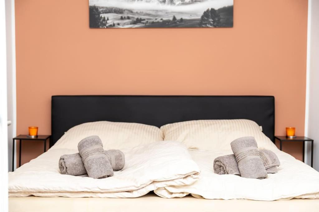 Enjoy Apartments, Quiet Street, With Two Bedrooms Sleeps 6 Ac Apartment *