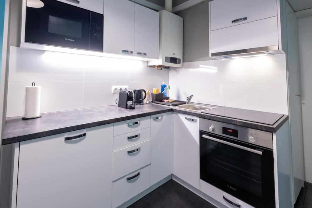 Enjoy Apartments, Quiet Street, With Two Bedrooms Sleeps 6 Ac Apartment *