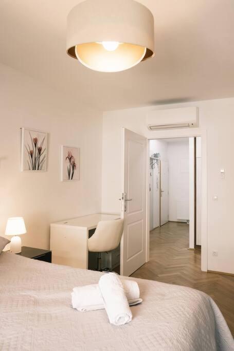 Pink Prater Apartment *