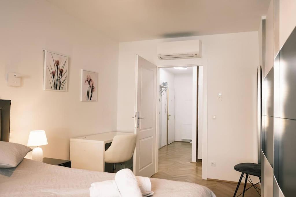 Pink Prater Apartment