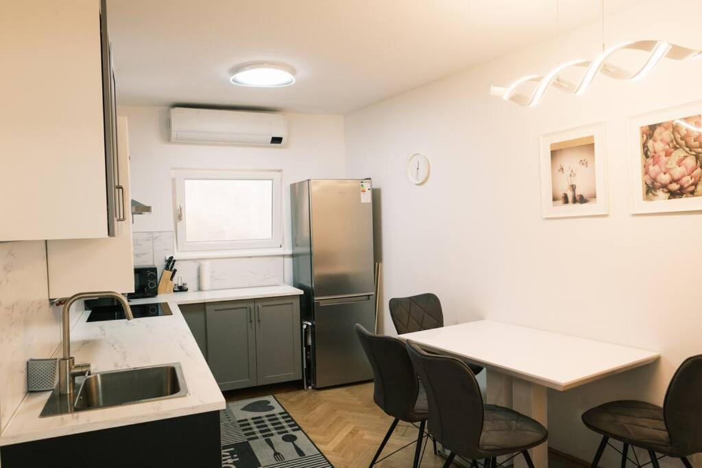 Pink Prater Apartment *